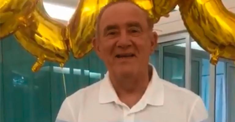 Renato Aragão comemora 1 milhão de seguidores com milho gigante: “Gratidão máxima”