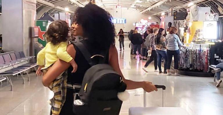 Sheron Menezzes leva isopor lotado de comida para viagem internacional