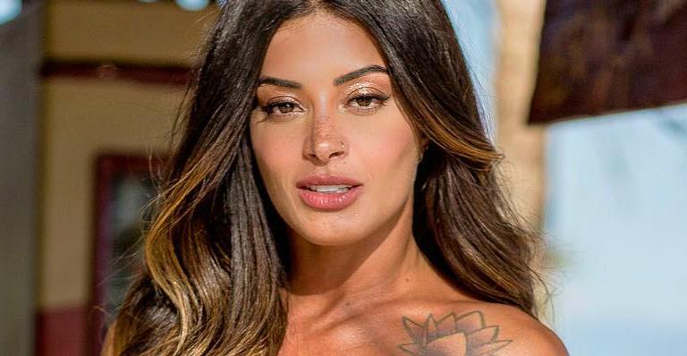 Aline Riscado mostra a flexibilidade em foto do nascer do sol
