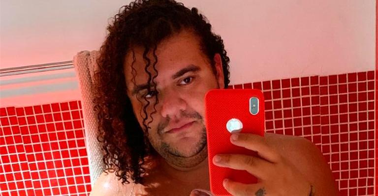 Gominho surge só de toalha e avisa: “Com fogo nos países baixos”