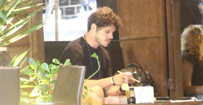 José Loreto é flagrado jantando sozinho e revela aliança de casamento