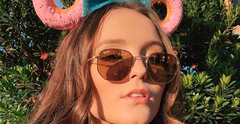 Larissa Manoela surge de roupão durante folga em resort: ”Mal acostumada”