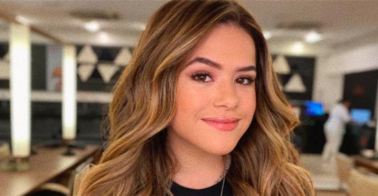 Após desmentir boatos sobre gravidez, Maisa Silva surge com barriga falsa