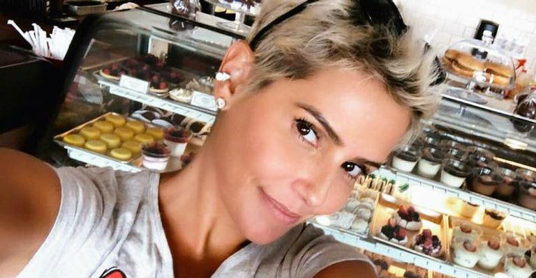 Deborah Secco se diverte na neve e brinca: “A gente só engana com o look de esquiadora”