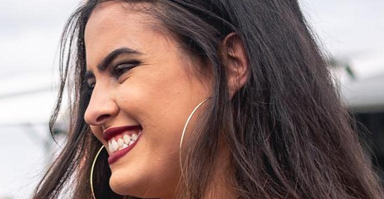 Ex-BBB Hana Kalil surge com look ousado e causa comoção em festival