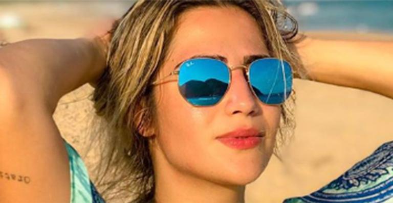 Jessica Costa posa de biquíni, fã questiona marca entre os seios e ela revela o passado