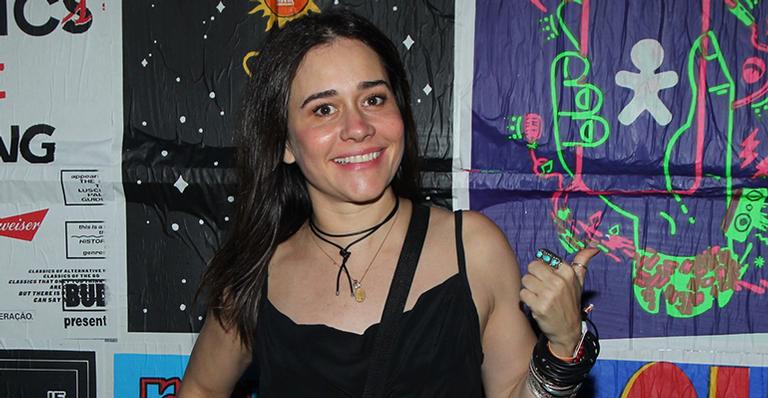 Alessandra Negrini causa e resgata clique em surge totalmente nua deitada em sofá