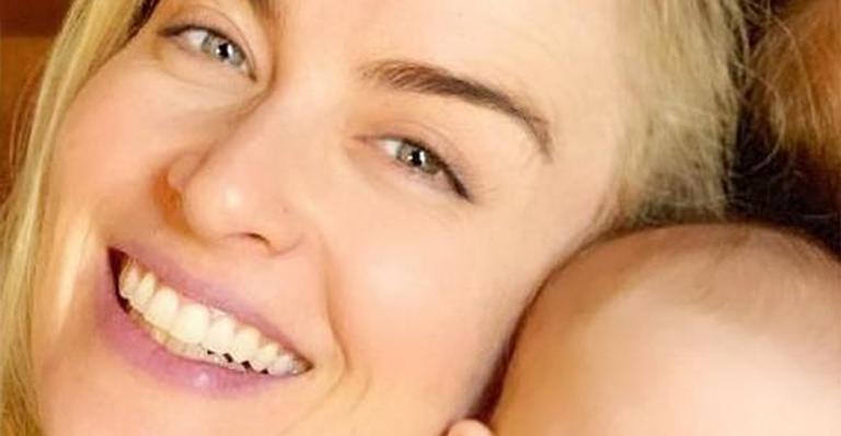 Angélica posa ao lado de sua sobrinha-neta e encanta os fãs: ”Sua cara”