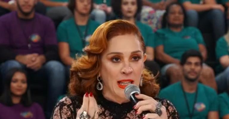 Claudia Raia abusa da transparência e e é ovacionada no Domingão