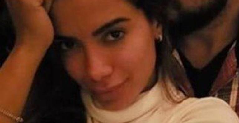 Anitta é flagrada ganhando carinho de empresário do mercado financeiro