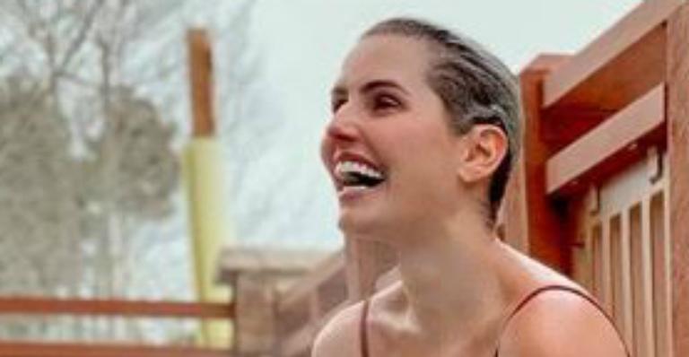 Deborah Secco surpreende seguidores ao curtir dia de piscina na neve