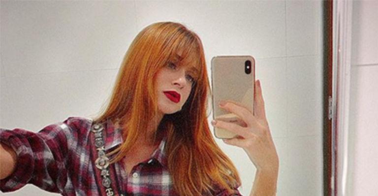 Marina Ruy Barbosa faz pose sensual ao surgir apenas de lingerie