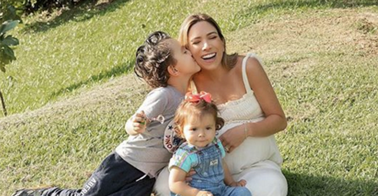 Grávida, Patricia Abravanel encanta ao realizar ensaio com os filhos
