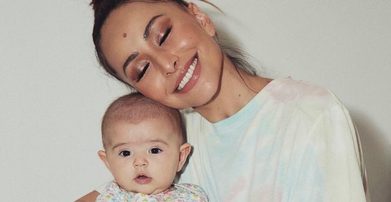 Sabrina Sato encanta com foto de Zoe sorrindo e admite ”Me tornei a mãe babona”