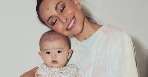 De turbante, Zoe encanta seguidores em novo clique com Sabrina Sato