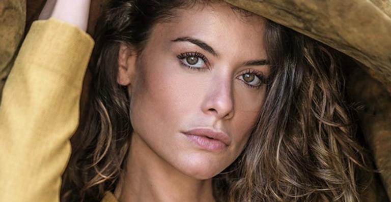 Alinne Moraes surge em pose ousada em foto do marido e flexibilidade impressiona