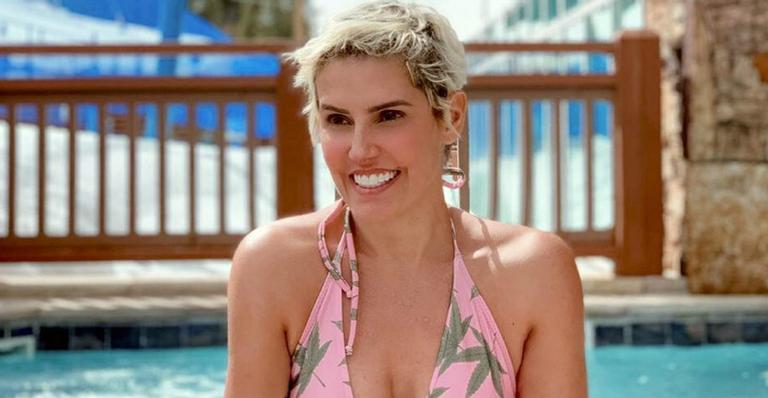 Deborah Secco curte viagem no frio com maiô cavado e recebe elogios