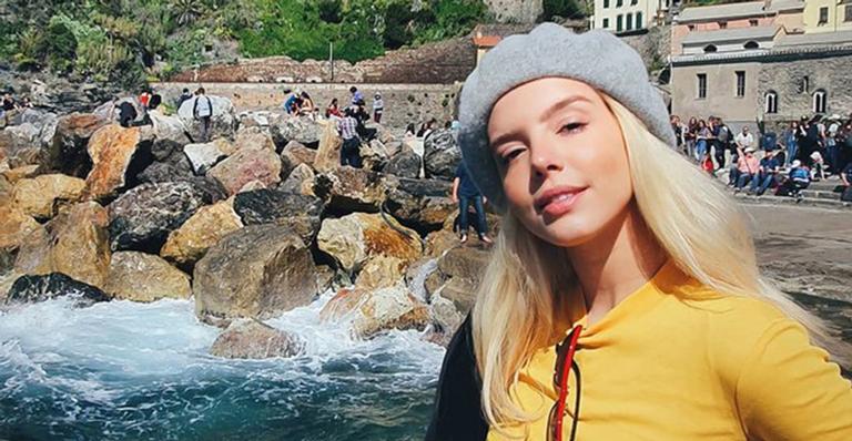 Giovanna Lancellotti posa platinada na Itália: ”Felizinha”