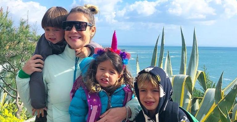 Mãe de três, Luana Piovani reclama de viagem em família: ”Insuportável viajar com criança”