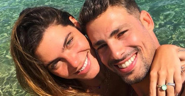 É enorme! Mariana Goldfarb mostra a aliança do casamento com Cauã Reymond