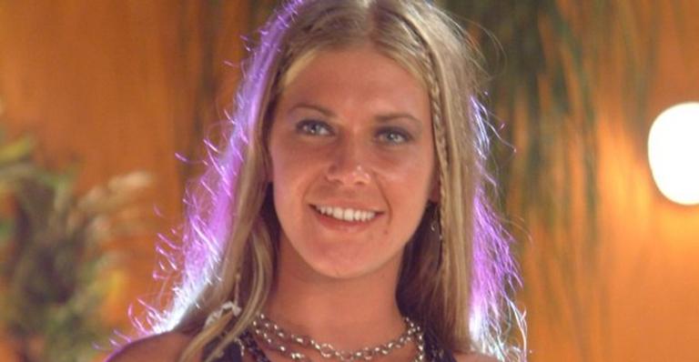 Ex-BBB Antonela Avellaneda, musa do BBB4, posa de topless em clique ousado