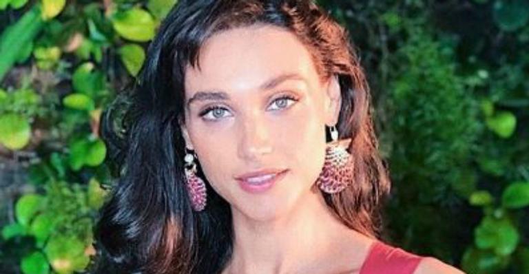 Débora Nascimento surge de barriga de fora e abre o jogo sobre o futuro