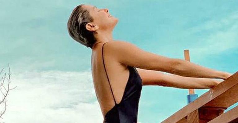 Deborah Secco põe o bumbum para jogo em foto de maiô na neve