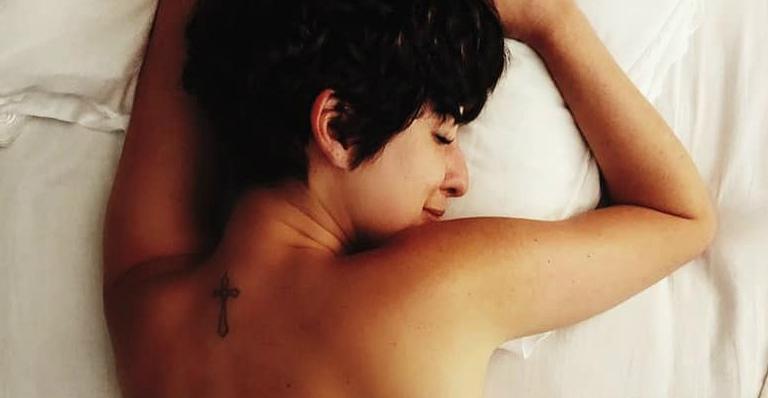Fernanda Paes Leme posa de topless em momento de descanso