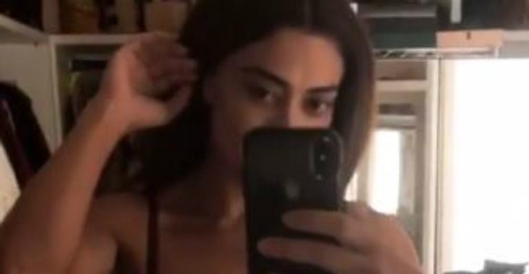 Juliana Paes eleva temperatura com selfie de lingerie em closet luxuoso