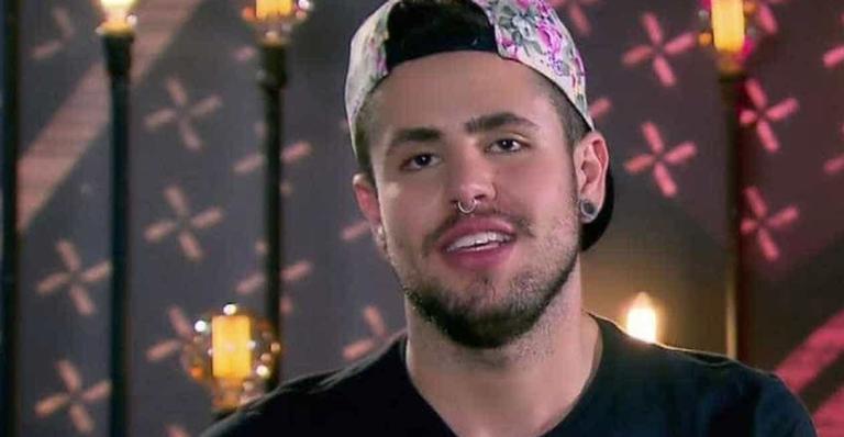 Leandro Buenno, ex-The Voice, posa ao lado do namorado bonitão: ”Já pode casar?”