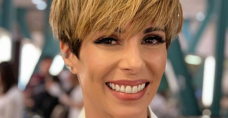 Ana Furtado surge lavando a louça nos estúdios da Globo e brinca: “Sujou, limpou”