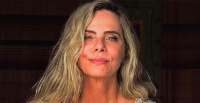 Bruna Lombardi surge decotadíssima e encanta fãs: “A mais linda do planeta”