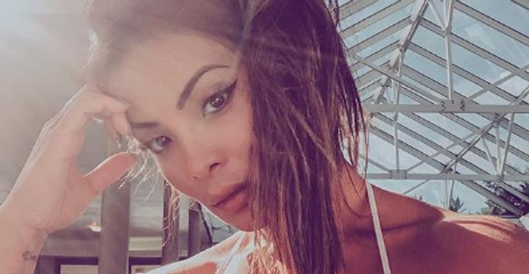 Carol Nakamura recebe declaração apaixonada do namorado participante de reality