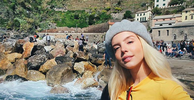 Giovanna Lancellotti posa ao lado de monumento e brinca com Karol Conka: “Tombei”
