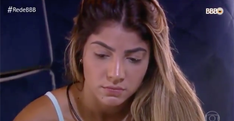 Ex-BBB Hariany Almeida é atacada por fazer cara feia e revida: ”Fico chateada”