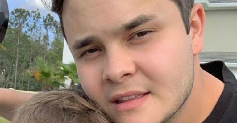 Matheus, da dupla com Kauan, posa coladinho no recém nascido: ”Parece comigo?”