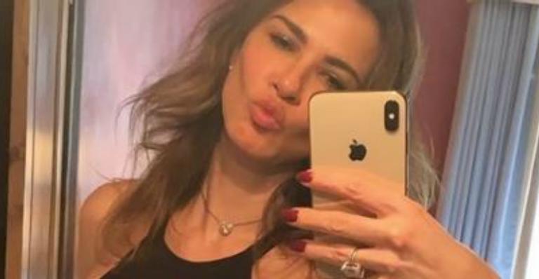 Aos 49 anos, Luciana Gimenez faz selfie em espelho e magreza impressiona
