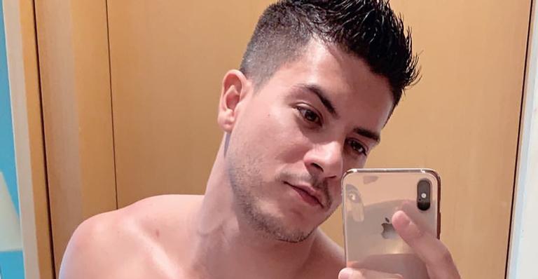Arthur Aguiar posa nu e quase mostra demais: ”Tentando voltar à forma”