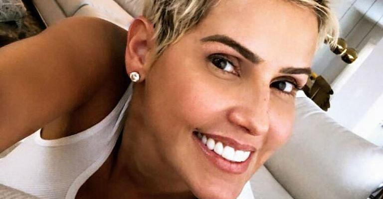 Deborah Secco leva a filha em salão de beleza e se derrete de amores: “Amo tanto”
