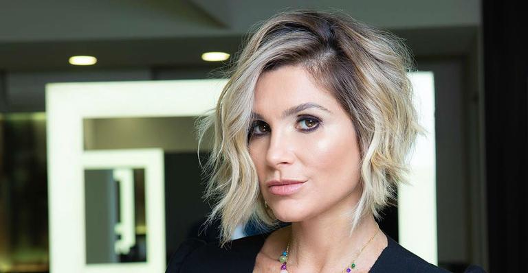 Flávia Alessandra mostra máquina de lavar dos anos 40 e se encanta com o lugar de gravação: “É incrível”