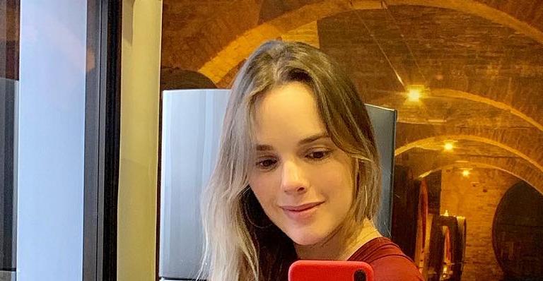 Thaeme publica foto e choca fãs ao mostrar Liz querendo sair do barrigão