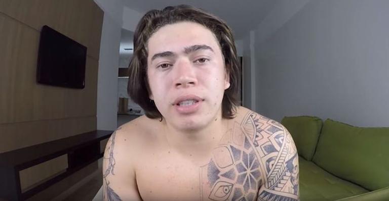 Whindersson Nunes reaparece e manda recado para os fãs: ”Descansando e feliz”