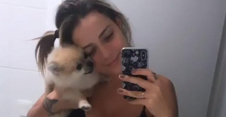 De biquíni, Carol Dantas exibe barriguinha de grávida em frente ao espelho