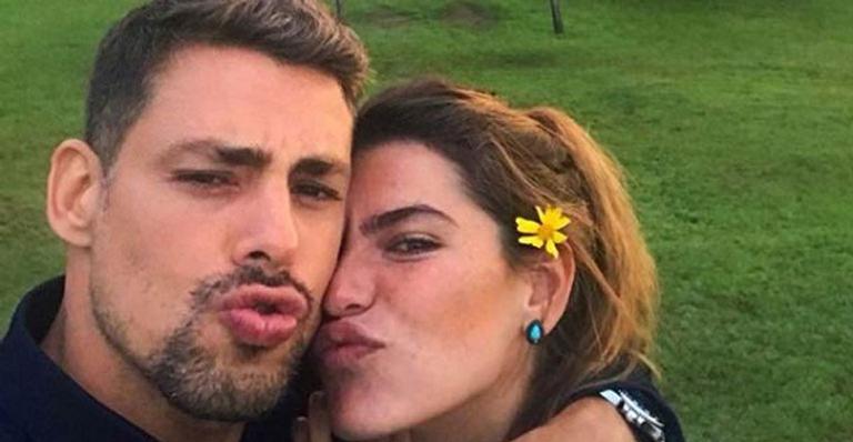 Cauã Reymond e Mariana Goldfarb curtem manhã juntinhos em pousada antes do casamento