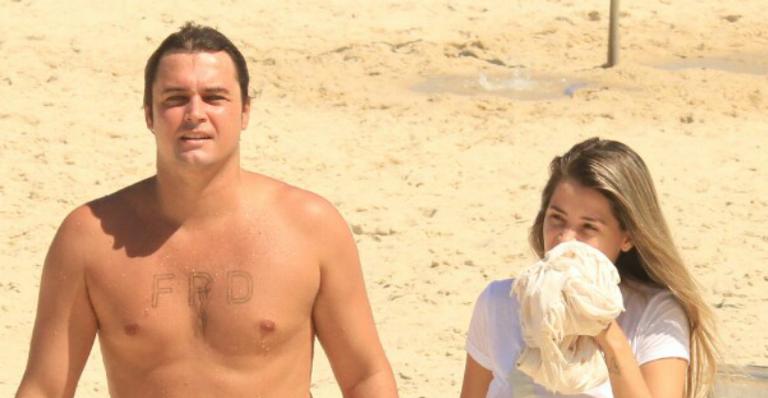 Felipe Dylon curte dia de praia e faz raríssima aparição com namorada