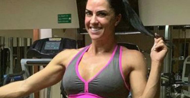 Graciele Lacerda surpreende fãs com cinturinha micro e abdômen riscado: ”Que barriga”