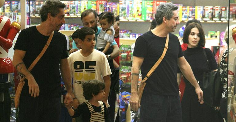 Alexandre Nero faz compras ao lado da esposa e do filho mais velho em shopping no Rio