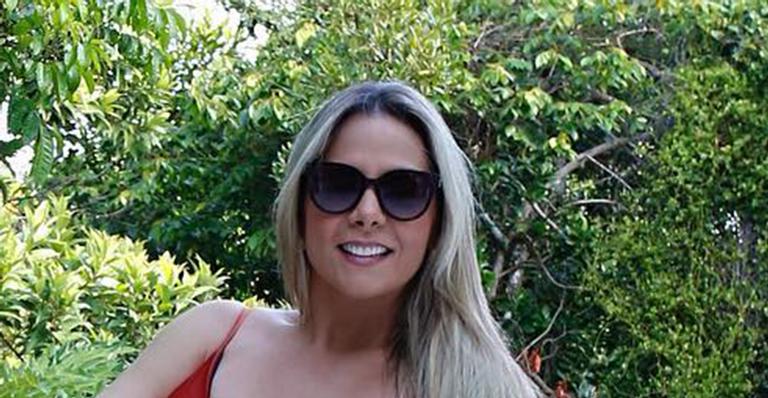 Aos 41 anos, Carla Perez exibe a barriga seca em foto com o sutiã à mostra