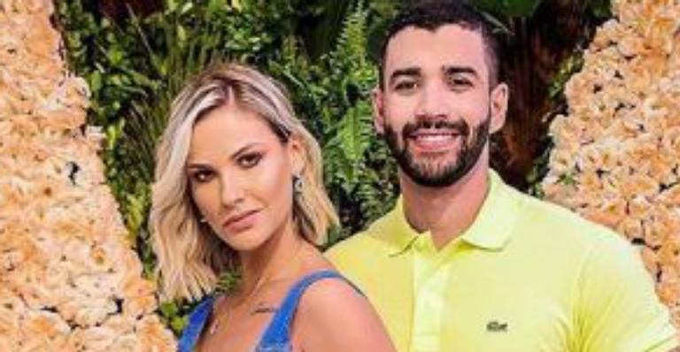 Deitados no chão, Gusttavo Lima posa agarradinho com Gabriel e beleza impressiona fãs