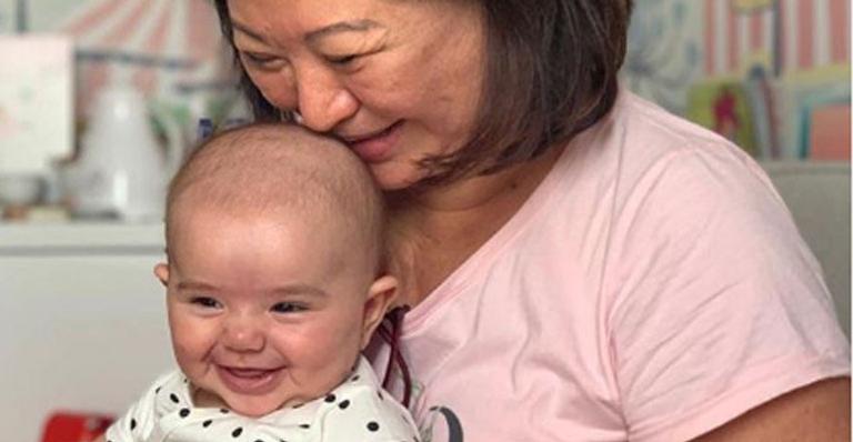 Dona Kika Sato confessa que não tem como não ser uma vovó babona: ”Não aguento tanta fofura”